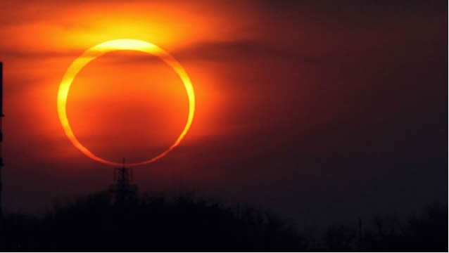 Рідкісне і незвичайне кільцеподібне затемнення сонця в кінці квітня