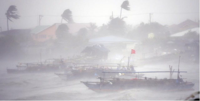 Супертайфун Раммасун обрушився на Філіппіни і Китай