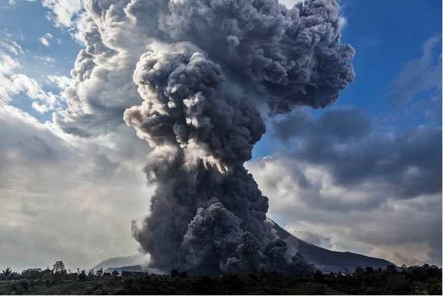 Необычайная активность вулкана Синабунг на Суматре