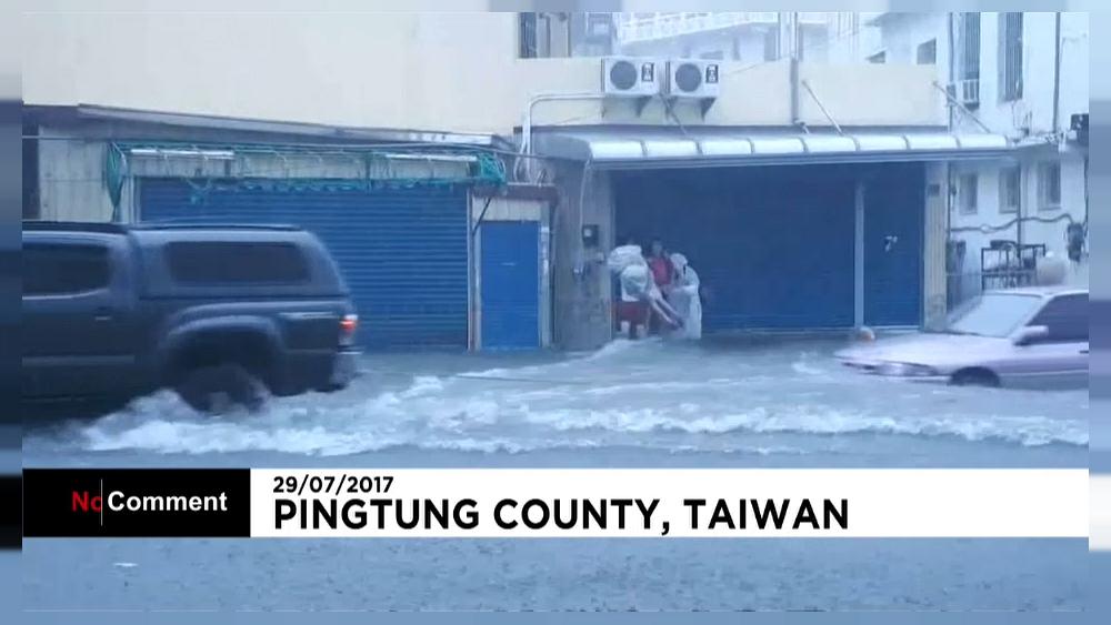 На остров Тайвань обрушился мощный тайфун