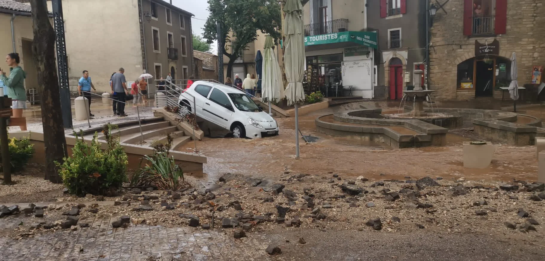 Наводнение и торнадо обрушились на некоторые районы Великобритании и Франции