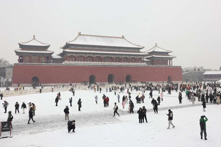 Китай – волна холода окутала Пекин снегом и льдом