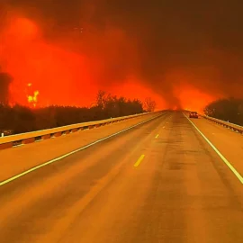Трагедия в Техасе: Катастрофические пожары уничтожают все на своем пути.