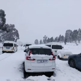 South Africa\'s Unprecedented Snowfall Crisis: Border Closures and Rescue Operations